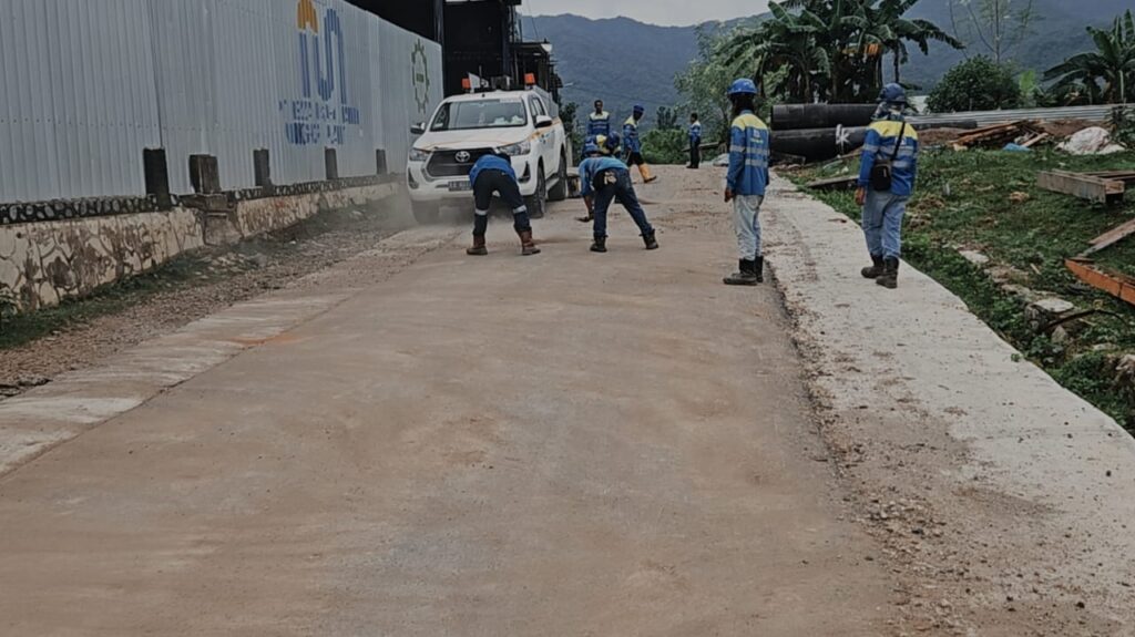 Foto: Pihak PT. RUM saat melakukan gotong royong pembersihan jalan